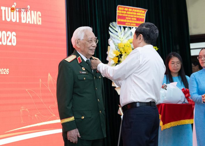 Chủ tịch Quốc hội Trần Thanh Mẫn trao Huy hiệu 80 năm tuổi Đảng tặng đảng viên lão thành Nguyễn Văn Thái