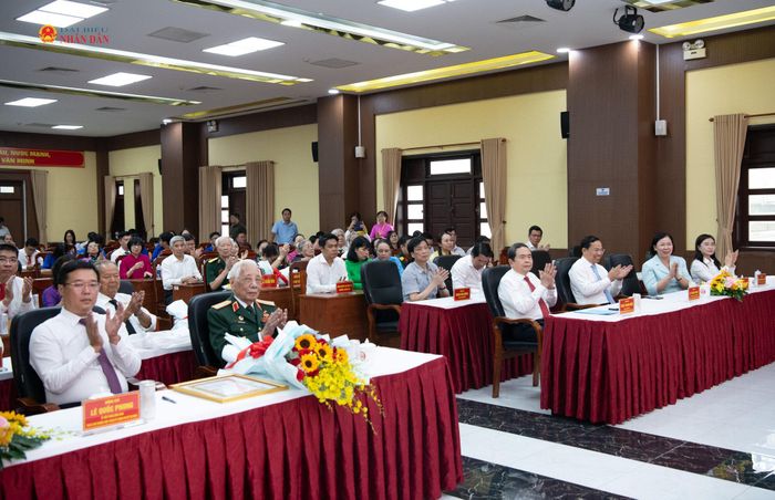 Chủ tịch Quốc hội Trần Thanh Mẫn và các đại biểu dự Lễ trao Huy hiệu Đảng tặng đảng viên lão thành tại Thành phố Hồ Chí Minh