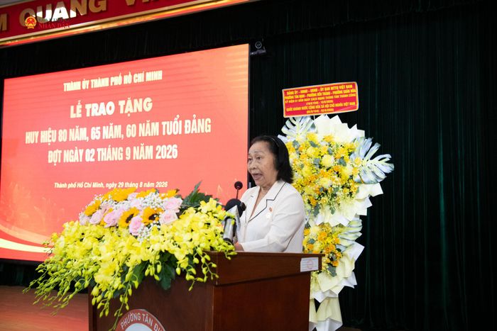 Thay mặt các đảng viên được đón nhận Huy hiệu Đảng, đảng viên Trần Thị Xuân Lượng phát biểu tại buổi lễ