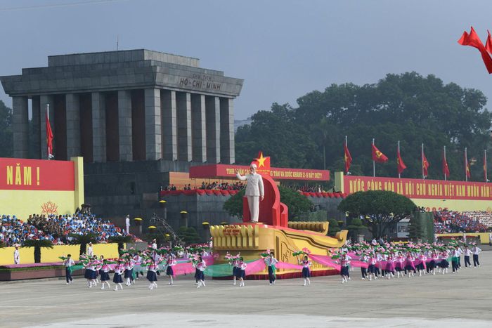 Sinh thời, Chủ tịch Hồ Chí Minh đã nhấn mạnh: “Muốn xây dựng chủ nghĩa xã hội, phải có con người xã hội chủ nghĩa và có tư tưởng xã hội chủ nghĩa”. Ảnh: Lâm Hiển