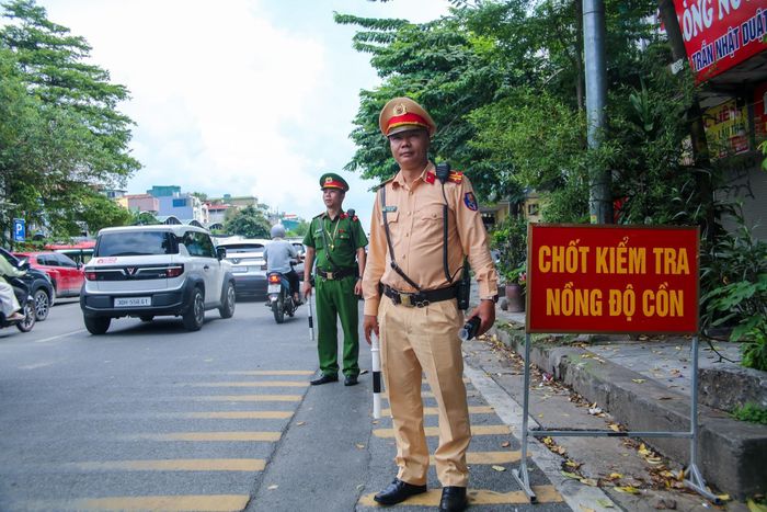 Tổ công tác kiểm soát nồng độ cồn trên tuyến Trần Nhật Duật