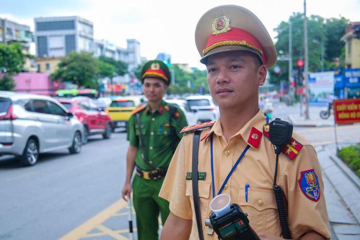 Tổ công tác Đội CSGT đường bộ số 3 và Công an phường phối hợp làm nhiệm vụ, trưa 29/8