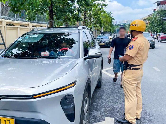 Tổ tuần tra lưu động của Đội CSGT đường bộ số 3 xử lý ô tô dừng, đỗ sai quy định