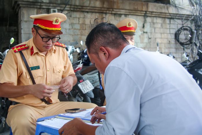 Theo Nghị định 168/2024/NĐ-CP, với mức vi phạm này, người điều khiển phương tiện sẽ bị phạt tiền từ 2 đến 3 triệu đồng và bị trừ 4 điểm Giấy phép lái xe (GPLX)