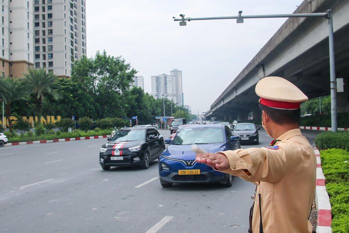 Đội CSGT đường bộ số 6 làm nhiệm vụ tại Phạm Hùng - Khuất Duy Tiến