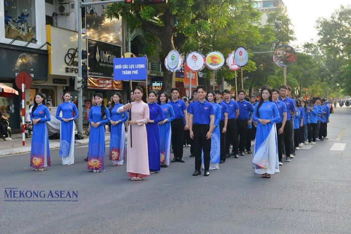 Khối các lực lượng thành phố tại chương trình diễu hành. Ảnh: Minh Trang.