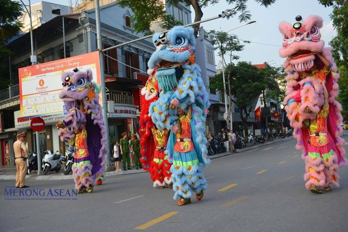 Khối múa lân truyền thống trong chương trình diễu hành. Ảnh: Minh Trang.