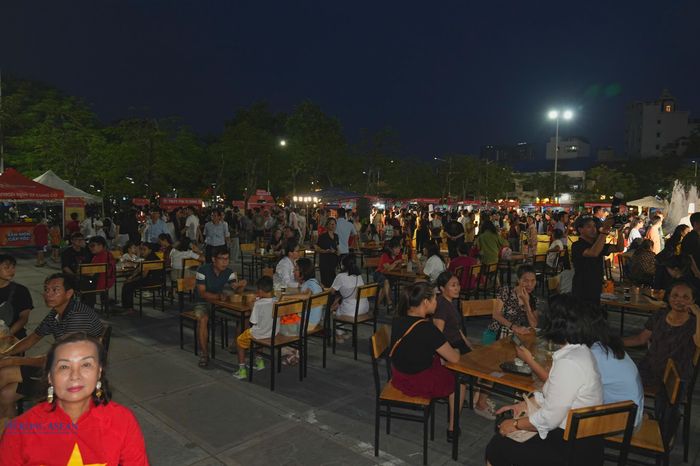 Người dân và du khách trải nghiệm và thưởng thức ẩm thực. Ảnh: Minh Trang.