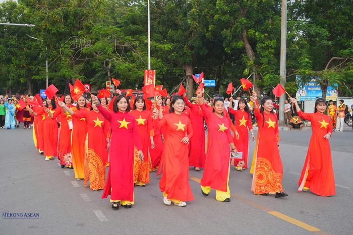 Khối áo dài cờ đỏ sao vàng tại chương trình diễu hành. Ảnh: Minh Trang.