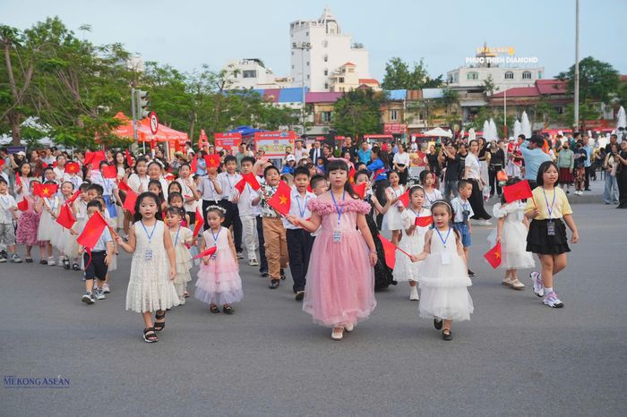 Khối thiếu nhi tại chương trình diễu hành. Ảnh: Minh Trang.