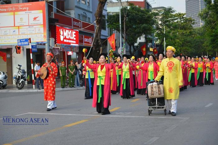 Khối câu lạc bộ dân gian và nghệ nhân tại chương trình diễu hành. Ảnh: Minh Trang.