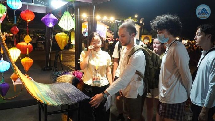 Du khách trải nghiệm các sản phẩm thủ công truyền thống tại khu vực trưng bày, giới thiệu nghề thủ công Hội An. Ảnh: Cổng TTĐT thành phố Đà Nẵng.