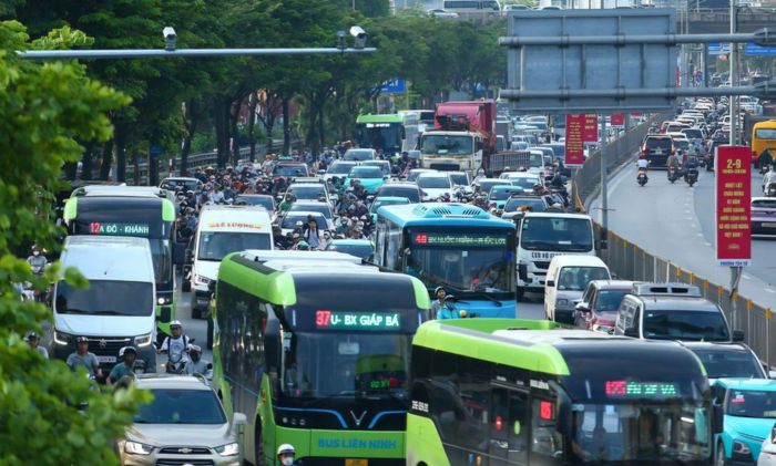 Không chỉ tại các bến xe, lưu lượng phương tiện trên nhiều tuyến đường ở khu vực cửa ngõ Thủ đô cũng tăng nhanh trong những ngày đầu kỳ nghỉ lễ.