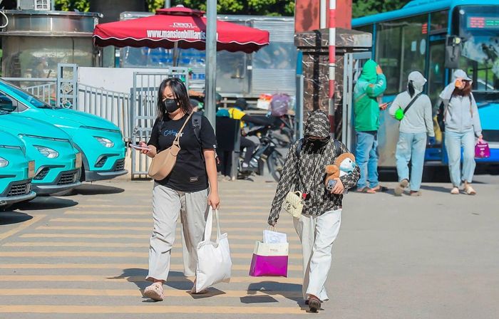 Hành khách chuẩn bị hành lý ra bến xe.