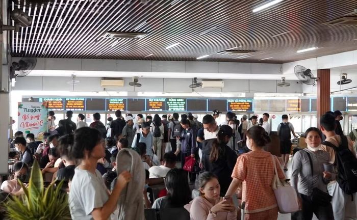 Trong bến xe, hành khách tập trung từ rất sớm chờ lấy vé để lên xe về quê nghỉ lễ 2/9.