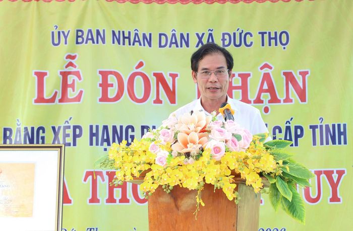 Ông Trịnh Hồng Mạnh - Trưởng phòng Văn hóa - Xã hội xã Đức Thọ đọc Quyết định( Ảnh: Phạm Thành).