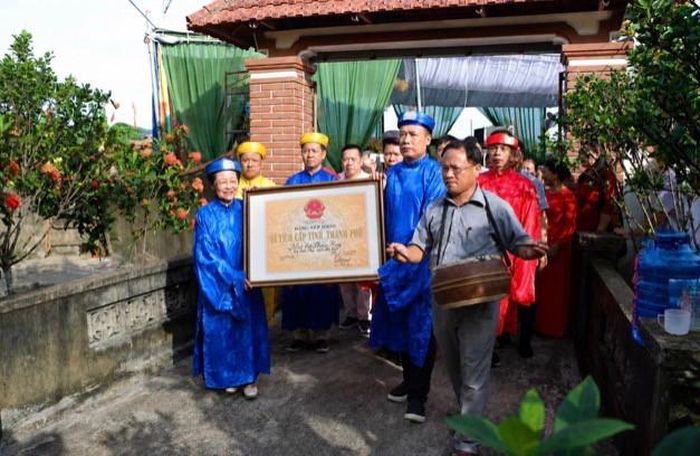 Con cháu dòng họ tổ chức rước Bằng xếp hạng DTLSVH cấp tỉnh vào nhà thờ (Ảnh: Phạm Thành).