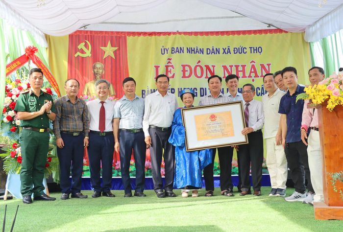 Lãnh đạo Sở VH&DL cùng lãnh đạo xã trao Bằng xếp hạng DTLSVH cấp tỉnh nhà thờ Phạm Huy ( Ảnh: Phạm Thành).