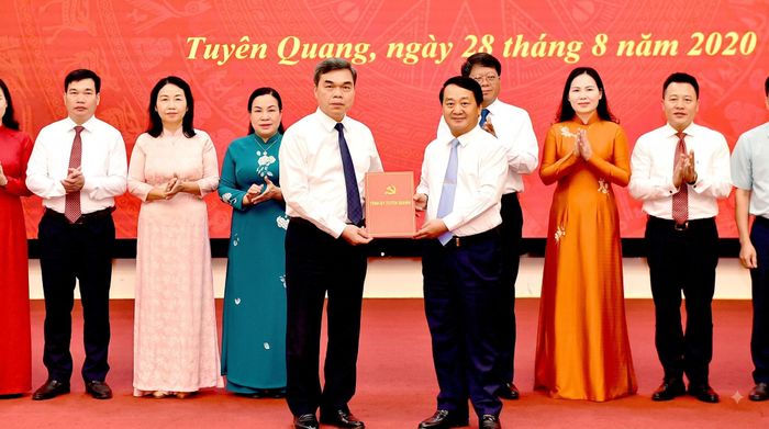 Bí thư Tỉnh ủy Tuyên Quang Hầu A Lềnh trao quyết định thí điểm thành lập Đảng bộ Mặt trận Tổ quốc cho đồng chí Ma Thế Hồng, Phó Bí thư Tỉnh ủy, Chủ tịch Ủy ban MTTQ tỉnh.