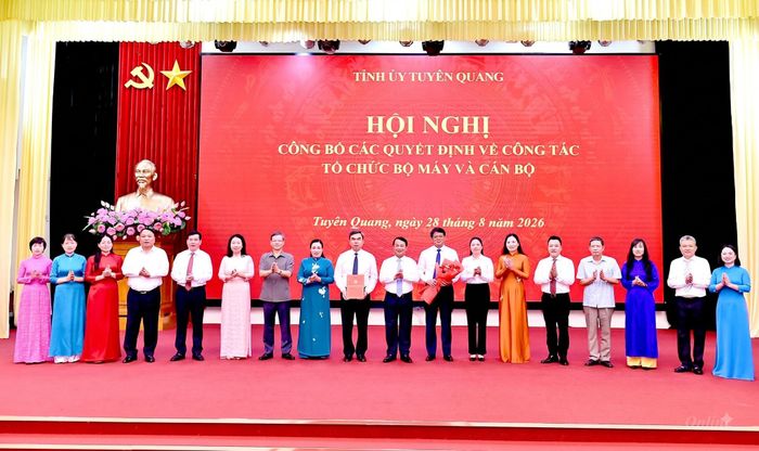 Các đồng chí Thường trực Tỉnh ủy Tuyên Quang tặng hoa chúc mừng các đồng chí lãnh đạo Đảng ủy MTTQ, các đoàn thể tỉnh.