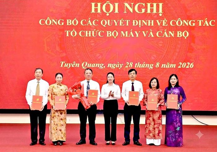 Đồng chí Phó Bí thư Thường trực Tỉnh ủy, Trưởng Đoàn ĐBQH tỉnh Lê Thị Kim Dung trao quyết định và tặng hoa chúc mừng các đồng chí lãnh đạo Ban Tuyên giáo Tỉnh ủy.