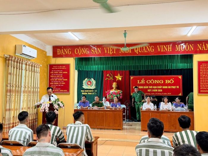 Đại diện TAND tỉnh Tuyên Quang chúc mừng các phạm nhân được giảm thời hạn chấp hành án phạt tù.