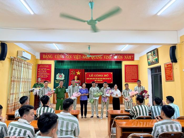 Các phạm nhân được giảm chấp hành án bày tỏ niềm vui mừng