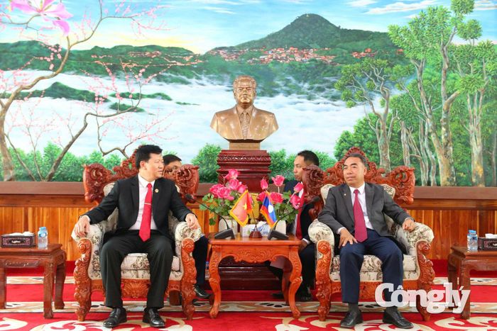Trong khuôn khổ chuyến công tác, Chánh án TAND tỉnh Điện Biên đã đến chào đồng chí Bí thư Tỉnh ủy Phông Sa Lỳ và tham quan trung tâm hành chính mới của tỉnh.