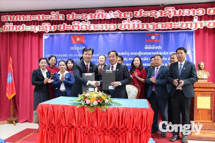 TAND tỉnh Điện Biên và TAND tỉnh Phông Sa Lỳ tiến hành ký biên bản Hội đàm lần thứ 6.