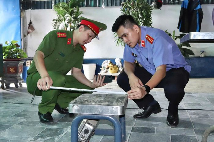 Lực lượng chức năng tiến hành kiểm tra và phát hiện các sản phẩm đều chứa hàn the (Ảnh CASL).