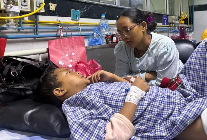 Chị Tamang may mắn khi cả hai người con của mình đều an toàn. Ảnh Reuters.