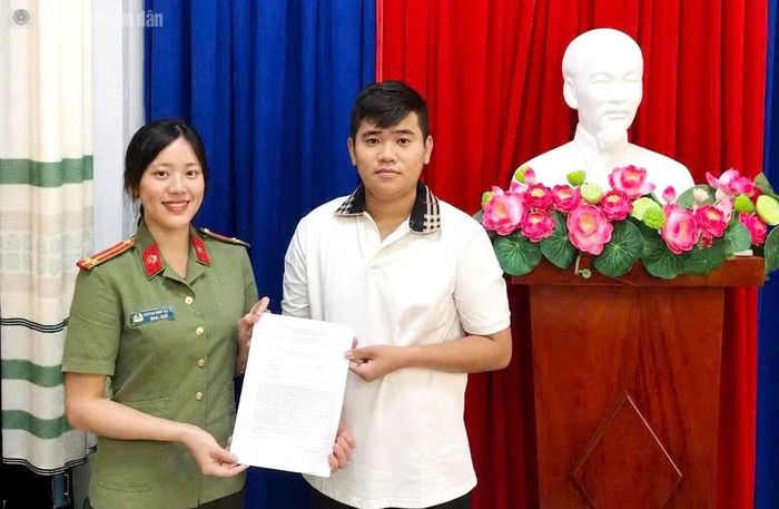 Em Trần Khánh Vân (ngụ ấp Mặc Đây, xã Vĩnh Lợi) nộp đơn tự nguyện thực hiện nghĩa vụ tham gia CAND năm 2027 tại Công an xã.