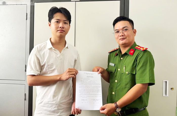 Em Đỗ Chí Hiểu (ngụ ấp Thạnh Trị, xã Long Điền), cử nhân Luật, tình nguyện viết đơn tham gia nghĩa vụ CAND năm 2027.