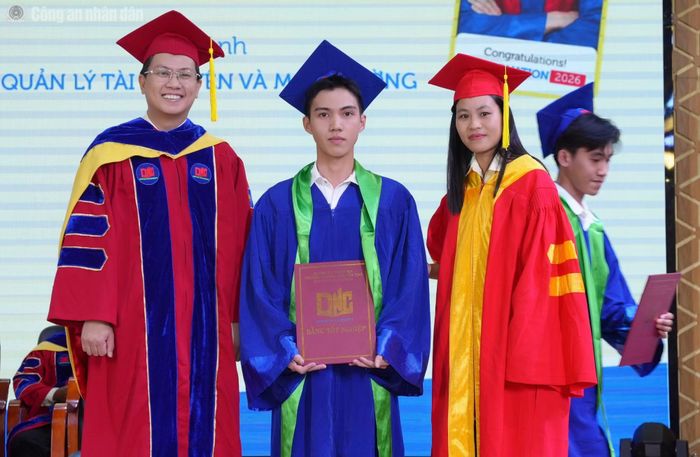 Em Lê Chí Thức (ở giữa) nhận bằng tốt nghiệp chuyên ngành Quản lý tài nguyên và môi trường - Trường Đại học Nam Cần Thơ, tháng 7/2026 đăng ký tham gia nghĩa vụ CAND năm 2027.