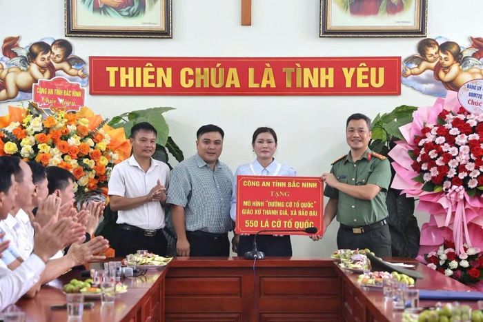 Công an Bắc Ninh tặng 550 lá cờ Tổ quốc cho giáo xứ thuộc xã Bảo Đài.