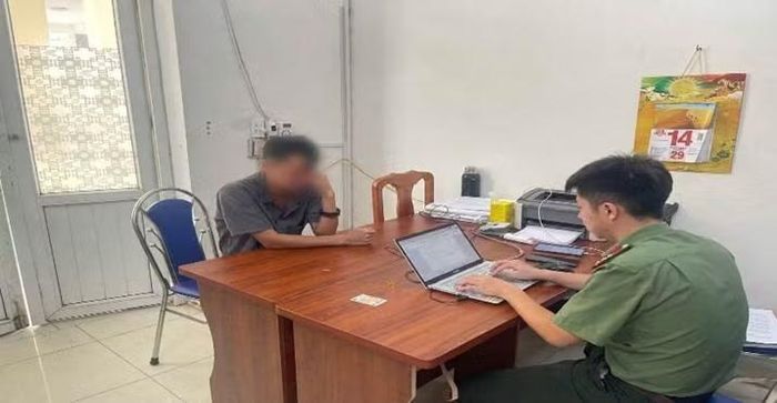 Công an xã Thượng Phúc làm việc với công dân B.V.H