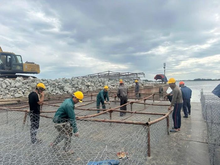 Các kỹ sư, công nhân làm xuyên lễ để hoàn trả mặt bằng nhằm đảm bảo cho đập Thảo Long vận hành làm nhiệm vụ thoát lũ trong mùa mưa lũ ở Huế.