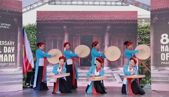 Đoàn Việt Nam biểu diễn văn nghệ chào mừng Quốc khánh 2/9.