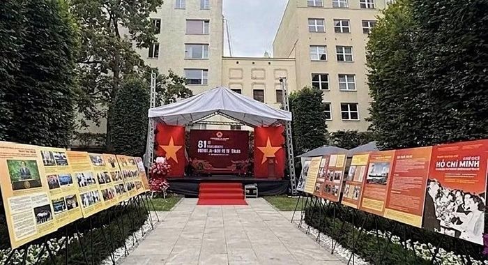 Đại sứ Việt Nam tại Cộng Hoà Séc Dương Hoài Nam cùng đoàn Việt Nam tại khu triển lãm. Ảnh: Khu Di tích Chủ tịch Hồ Chí Minh tại Phủ Chủ tịch