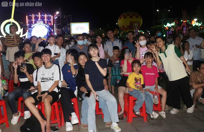 Các đại biểu và du khách tham dự Ngày hội văn hóa di sản và lễ hội khinh khí cầu lần thứ I năm 2026 tại phường Bạc Liêu, tỉnh Cà Mau.