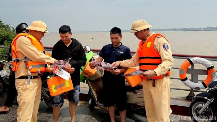 Cảnh sát đường thủy kiểm tra và tuyên truyền về an toàn đường thủy đến người dân đi phà.