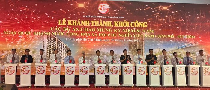 Các đại biểu dự lễ nhấn nút khởi công loạt dự án hạ tầng quan trọng.