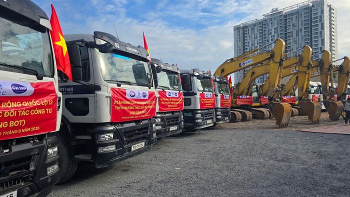 Máy móc được nhà thầu huy động triển khai dự án.