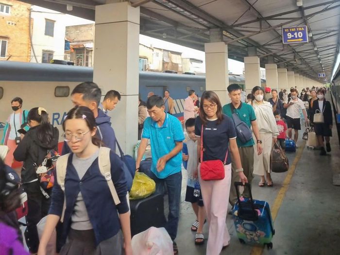 Hành khách đi trên một chuyến tàu hỏa.
