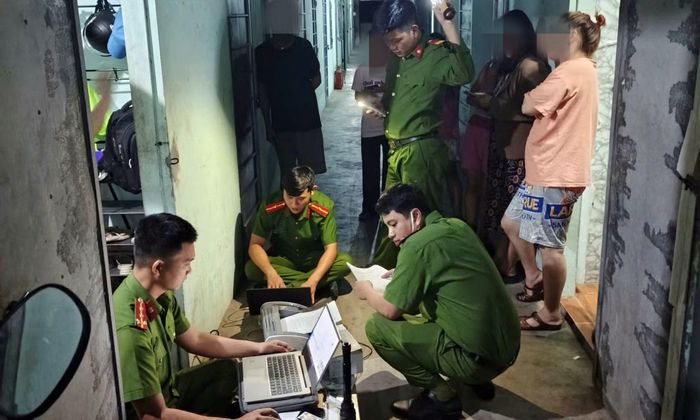 Công an xã Xuân Phú tổ chức test nhanh ma túy cho người lao động, công nhân tạm trú trên địa bàn.