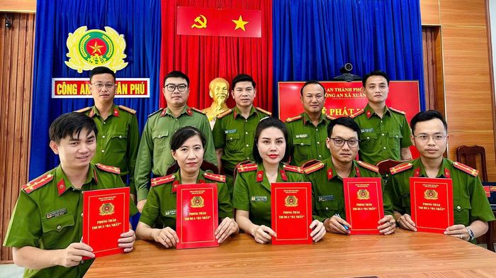 Các tổ nghiệp vụ Công an xã Xuân Phú ký giao ước thi đua triển khai phong trào “Ba Nhất”.