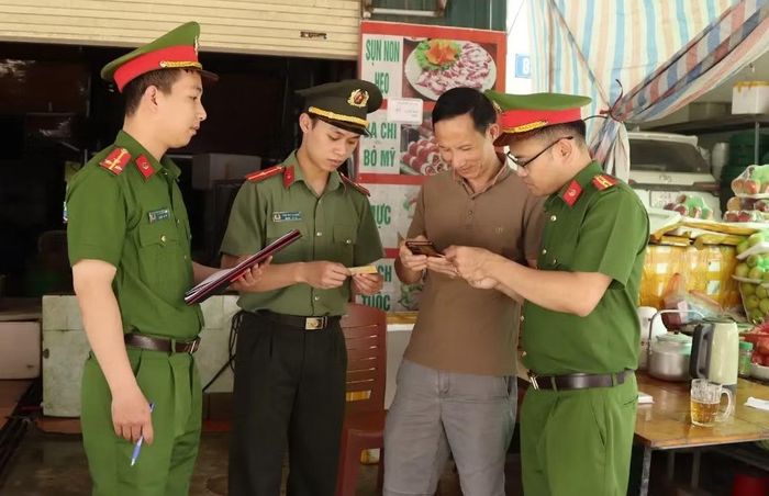 Cán bộ Công an phường Thảo Nguyên tiến hành kiểm tra cư trú.