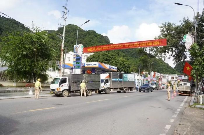 Lực lượng Cảnh sát giao thông tuần tra, kiểm soát trên Quốc lộ 6.