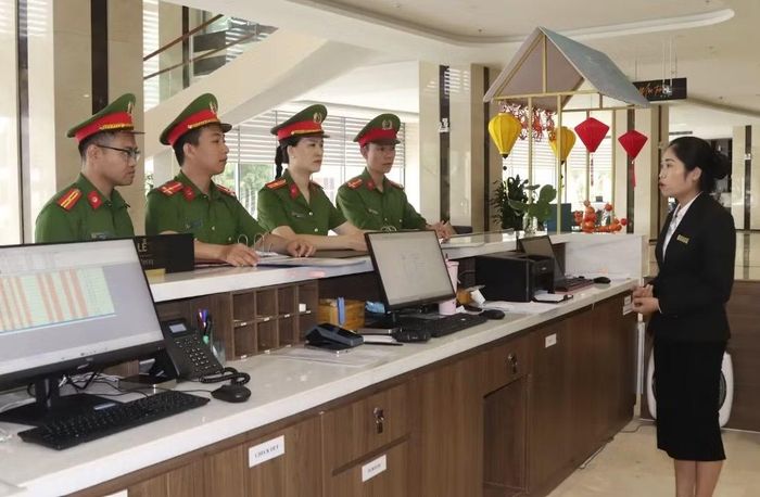 Lực lượng Công an Sơn La tiến hành kiểm tra tại cơ sở lưu trú.