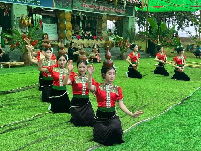 Các thiếu nữ xinh đẹp tự hào giới thiệu nghệ thuật truyền thống của dân tộc tại không gian Chợ phiên vùng cao năm 2026.